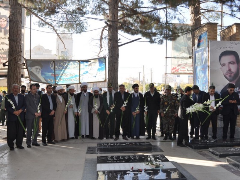 غبارروبی و عطرافشانی مزار شهدای اسلام آبادغرب به مناسبت هفته بسیج