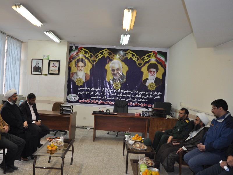 خدمات مشاوره حقوقی رایگان برای بسیجیان و اقشار آسیب پذیر اسلام آبادغرب/بهبود وضعیت اشتغال شهرستان با حذف دیوان سالاری اداری و جذب سرمایه گذار