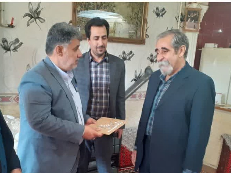 تقدیر از هنرمند پیشکسوت نمایش اسلام آبادغرب