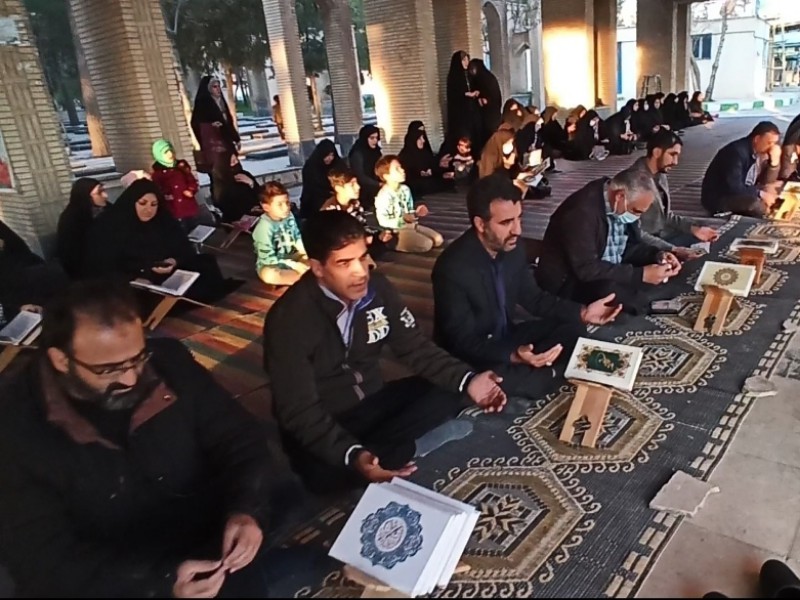 محفل انس با قرآن و قرائت زیارت عاشورا در جوار شهدای اسلامآبادغرب+تصاویر محفل انس با قرآن و قرائت زیارت عاشورا در جوار شهدای اسلامآبادغرب+تصاویر