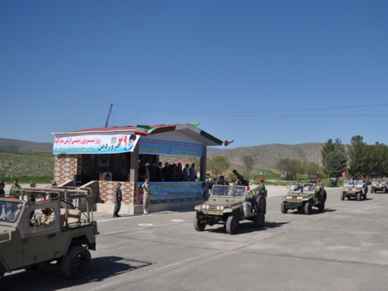 رژه خودرویی به‌مناسبت روز ارتش در تیپ ۱۸۱ زرهی اسلام‌آبادغرب+فیلم و عکس