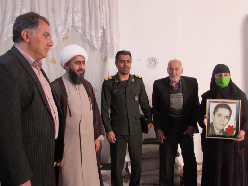 دیدار با خانواده معظم شهدا توسط گردان امام‌حسین(ع) در اسلام‌آبادغرب