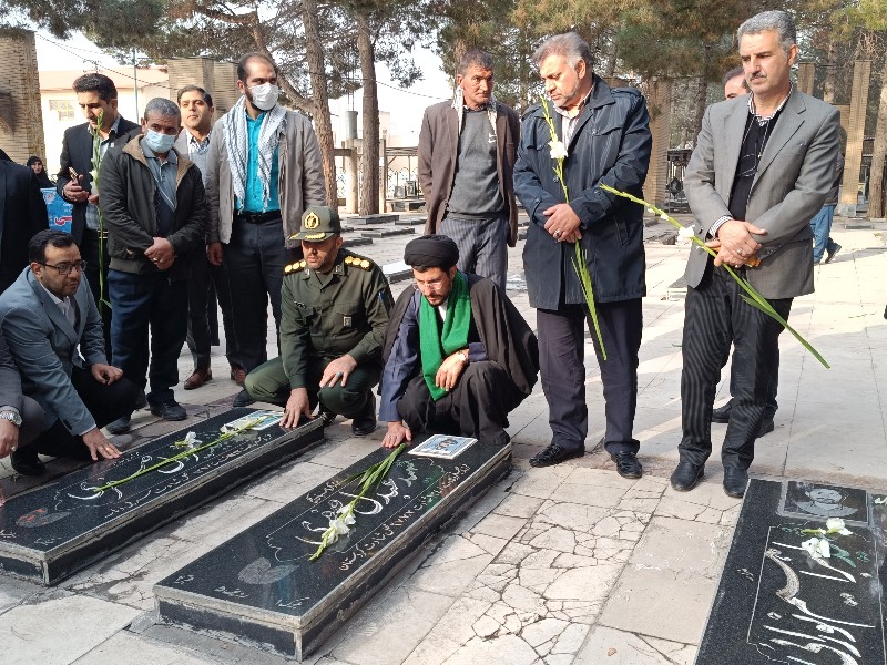 همزمان با نخستین روز از گرامیداشت دهه مبارک فجر ، مزار شهدای شهرستان اسلام آباد غرب غبار روبی وعطر افشانی شد