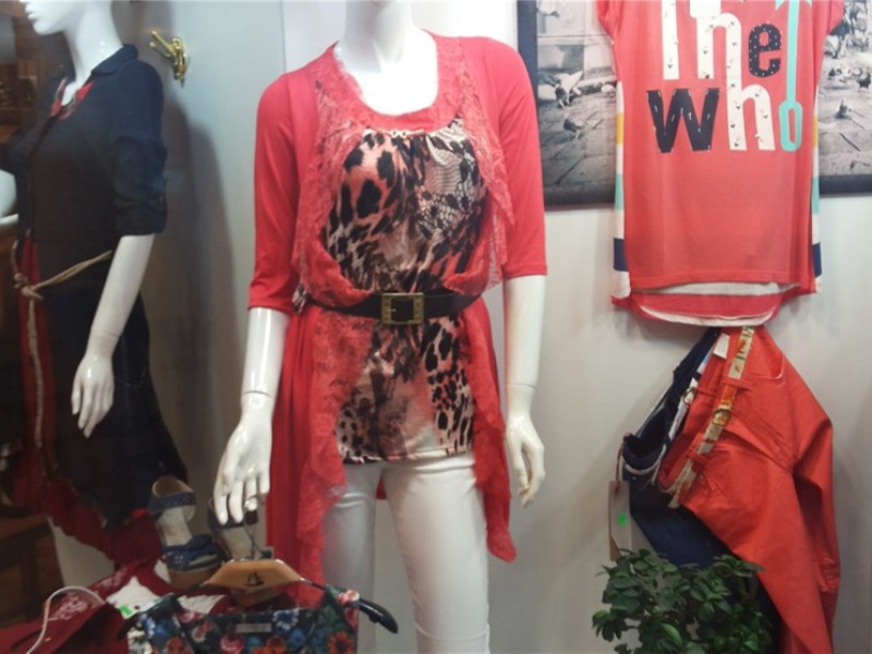 البسه نامتعارفی که در برابر هویت اصیل ایرانی قد عَلَم کرده است/ متولیان فرهنگی و اقتصادی پاسخگو باشند  البسه نامتعارفی که در برابر هویت اصیل ایرانی قد عَلَم کرده است/ متولیان فرهنگی و اقتصادی پاسخگو باشند