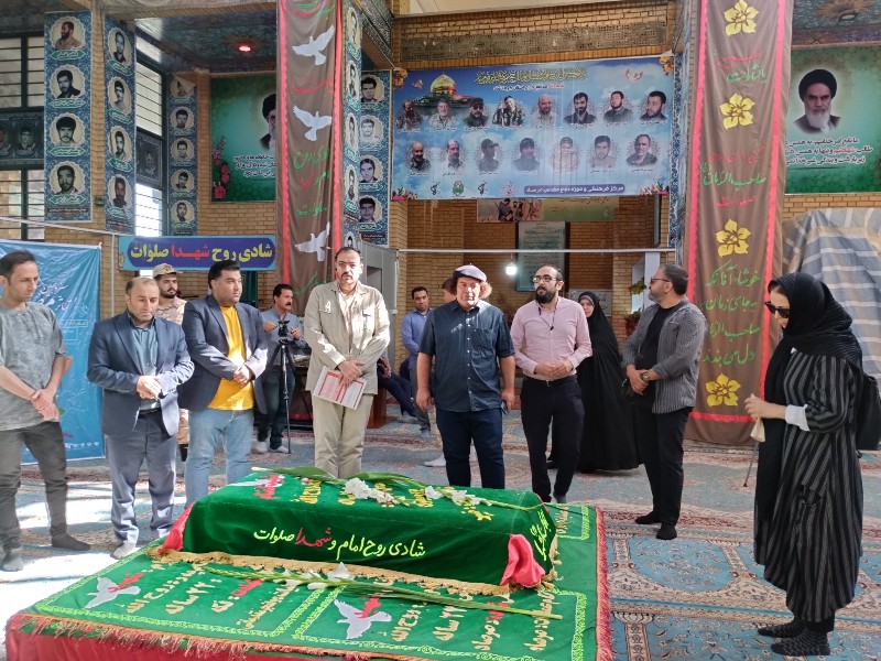 ادای احترام هنرمندان به مقام شامخ شهدای عملیات مرصاد/اجرای تئاتر خیابانی “فروشی نیست” در محل یادمان مرصاد