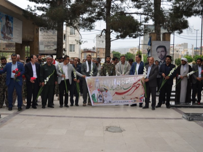 غبارروبی و عطرافشانی مزار شهدای اسلام‌آبادغرب+تصاویر