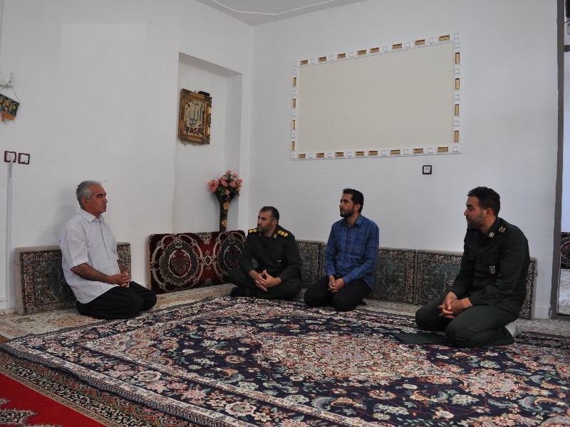 دیدار فرمانده سپاه اسلام‌آبادغرب با جانباز عملیات بیت‌المقدس