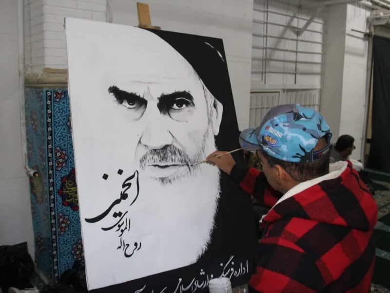 نقاشی تمثال امام خمینی(ره) توسط هنرمندان اسلام‌آبادی+عکس