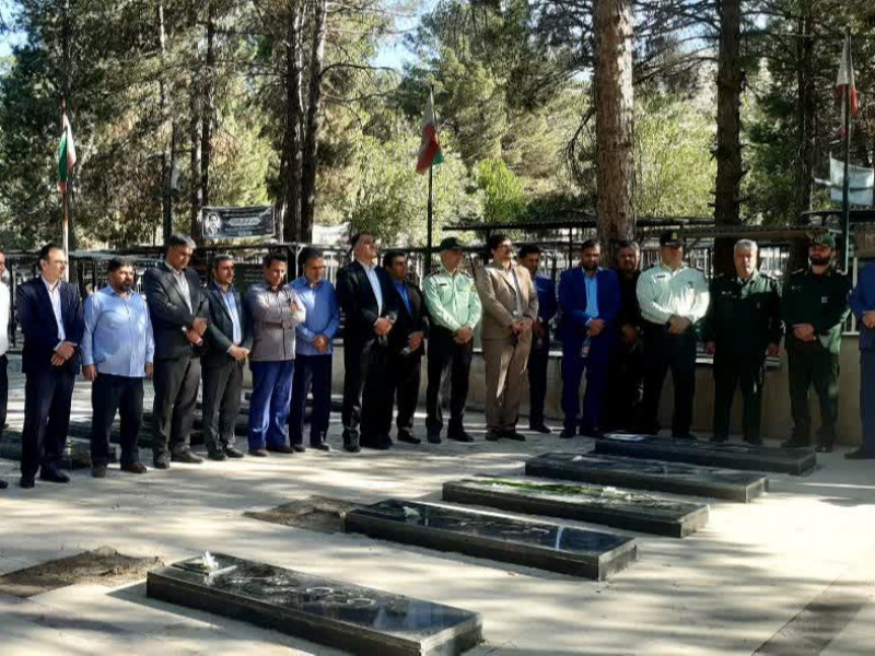 غبارروبی و عطرافشانی مزار شهدای اسلام‌آبادغرب+تصاویر