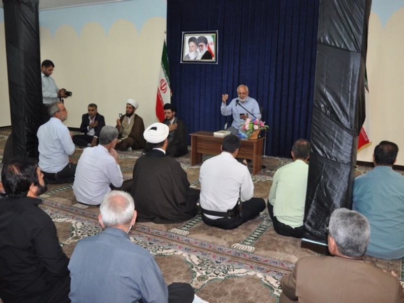 نوحه‌خوانی پیرغلامان امام حسین(ع) به مناسبت فرارسیدن ماه محرم در اسلام‌آبادغرب