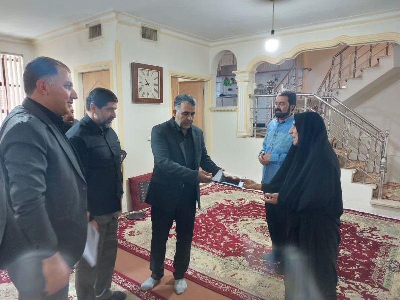دیدار مسئولین اسلام‌آبادغرب با خانواده‌های معظم شهدای شهر شهیدان مرصاد