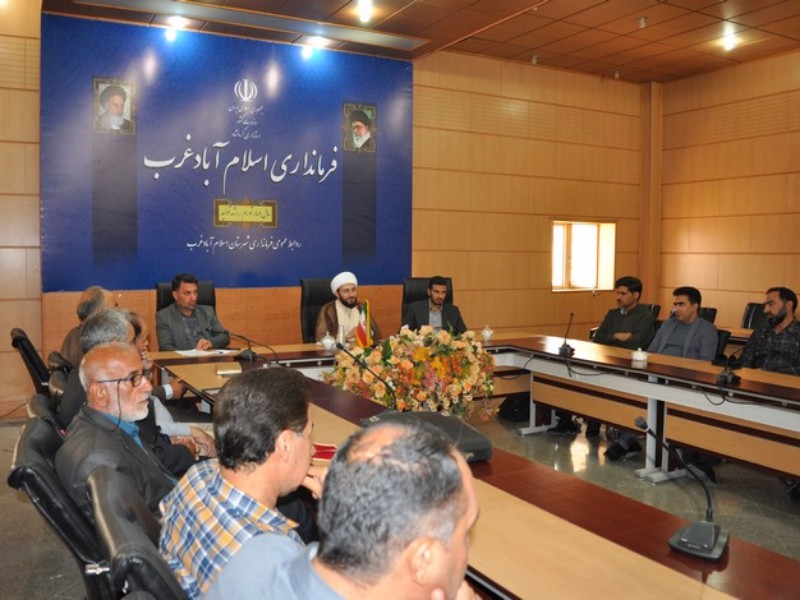 میز گرد بررسی مشکلات شهرستان اسلام‌آبادغرب+تصاویر