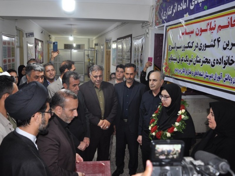 تجلیل استاندار کرمانشاه از دانش‌آموز حائز رتبه‌ تک رقمی کنکور سراسری در اسلام‌آبادغرب