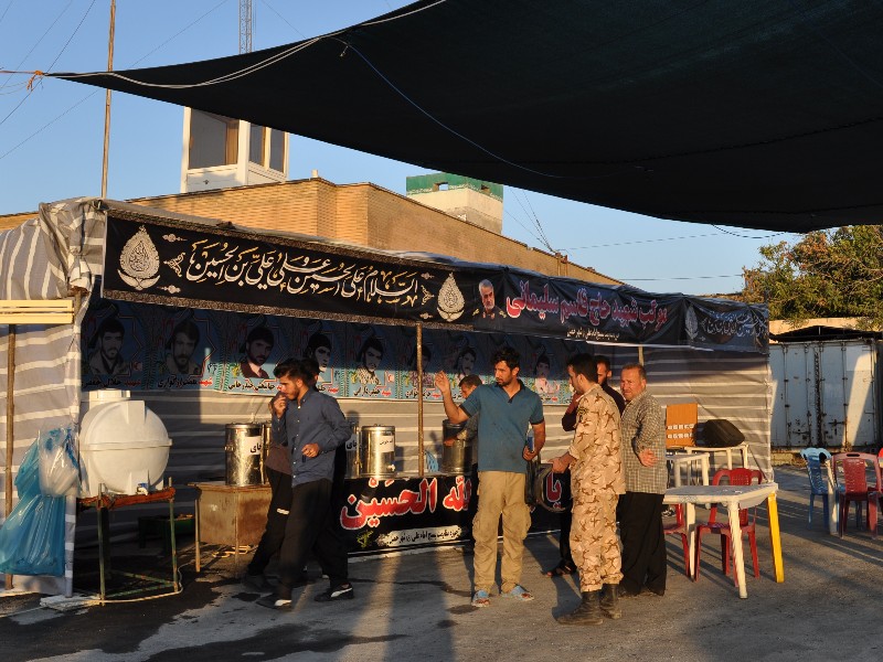 خدمترسانی به زوار اربعین در موکب«شهید سلیمانی»حمیل خدمترسانی به زوار اربعین در موکب«شهید سلیمانی»حمیل