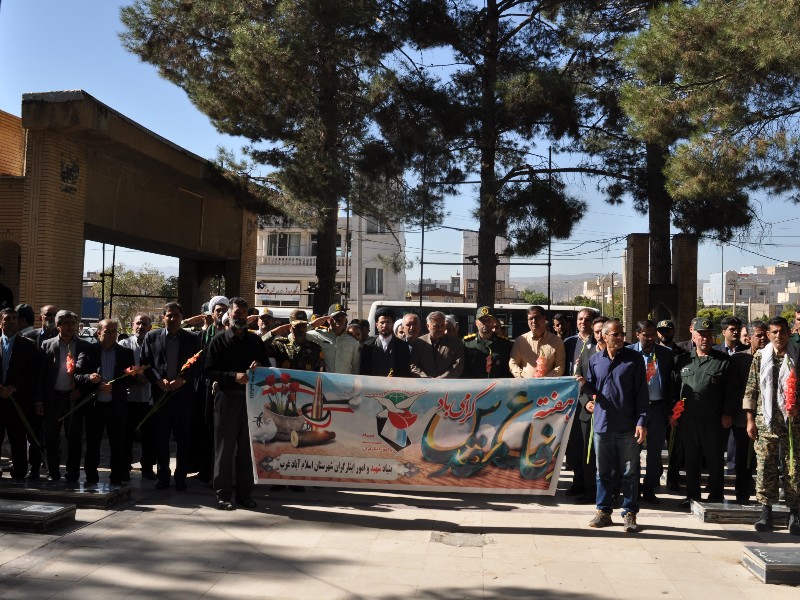 غبار روبی مزار شهدای اسلامآبادغرب به مناسبت آغاز هفته دفاع مقدس غبار روبی مزار شهدای اسلامآبادغرب به مناسبت آغاز هفته دفاع مقدس