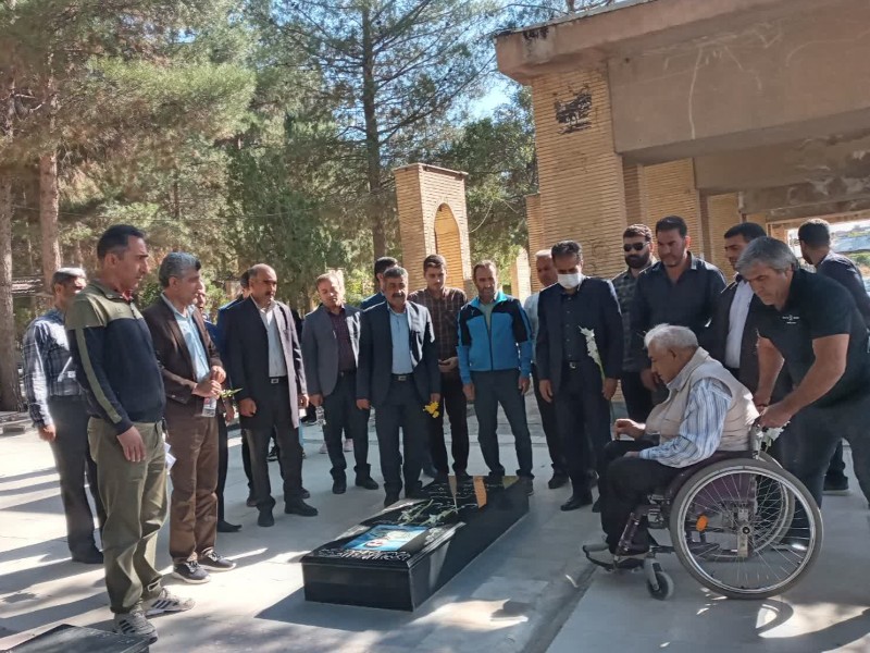 دیدار هیئتهای ورزشی با امام جمعه و غبارروبی مزار شهدای اسلام آبادغرب دیدار هیئتهای ورزشی با امام جمعه و غبارروبی مزار شهدای اسلام آبادغرب