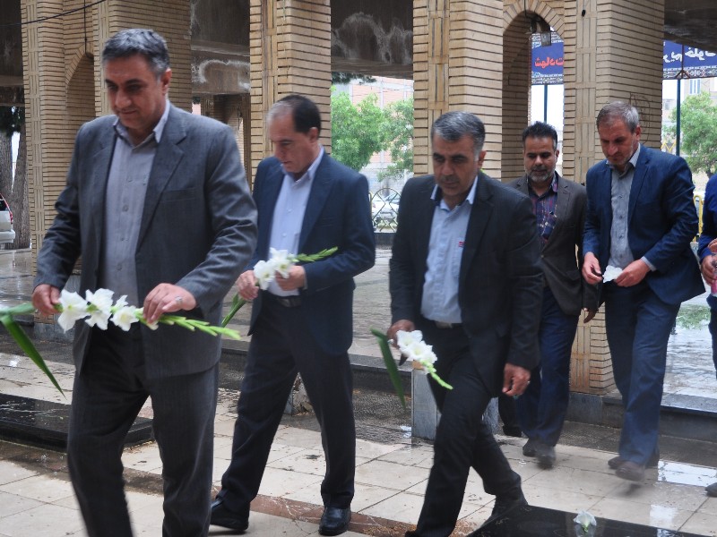 مزار شهدای اسلامآبادغرب غبارروبی وعطر افشانی شد مزار شهدای اسلامآبادغرب غبارروبی وعطر افشانی شد