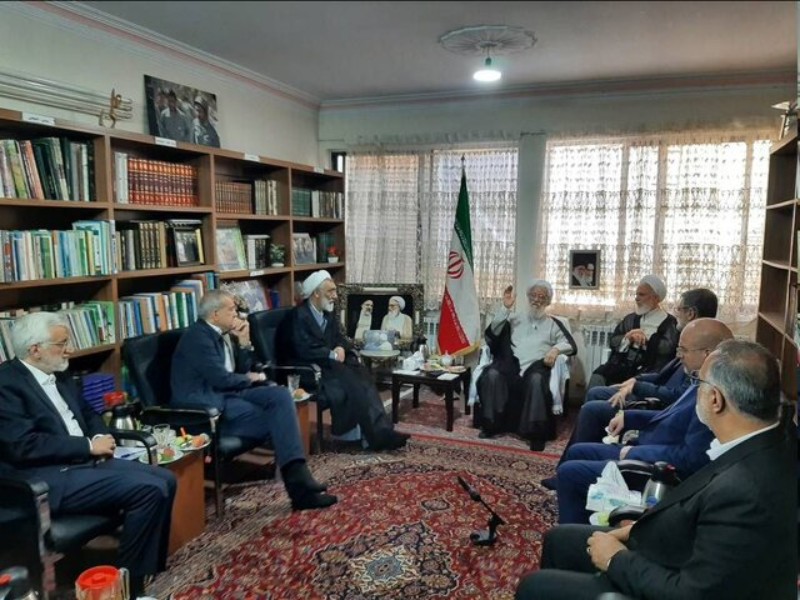 همزمان با عید سعید قربان نامزدهای چهاردهمین انتخابات ریاست جمهوری اسلامی ایران با آیتالله موحدی کرمانی رئیس مجلس خبرگان رهبری دیدار و گفتوگو کردند. همزمان با عید سعید قربان نامزدهای چهاردهمین انتخابات ریاست جمهوری اسلامی ایران با آیتالله موحدی کرمانی رئیس مجلس خبرگان رهبری دیدار و گفتوگو کردند.