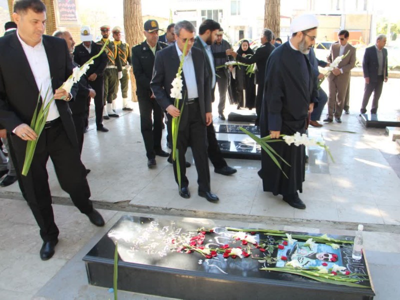 غبار روبی وعطر افشانی مزار شهدا به مناسبت تأسیس شوراهای حل اختلاف