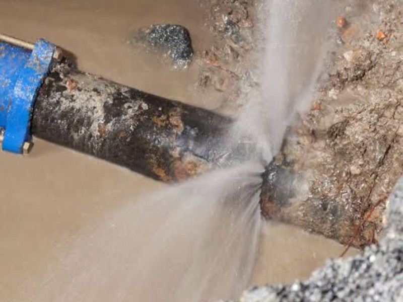 شکستگی لولهها نتیجه تردد ماشینآلات سنگین در مناطق پرتراکم است شکستگی لولهها نتیجه تردد ماشینآلات سنگین در مناطق پرتراکم است