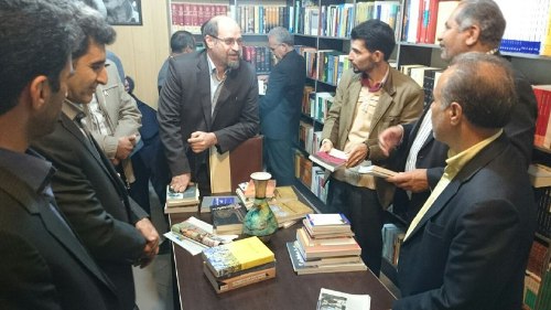 فرماندار و مسولین  اسلام آبادغرب با هدف ترویج فرهنگ مطالعه کتاب خریداری کردند